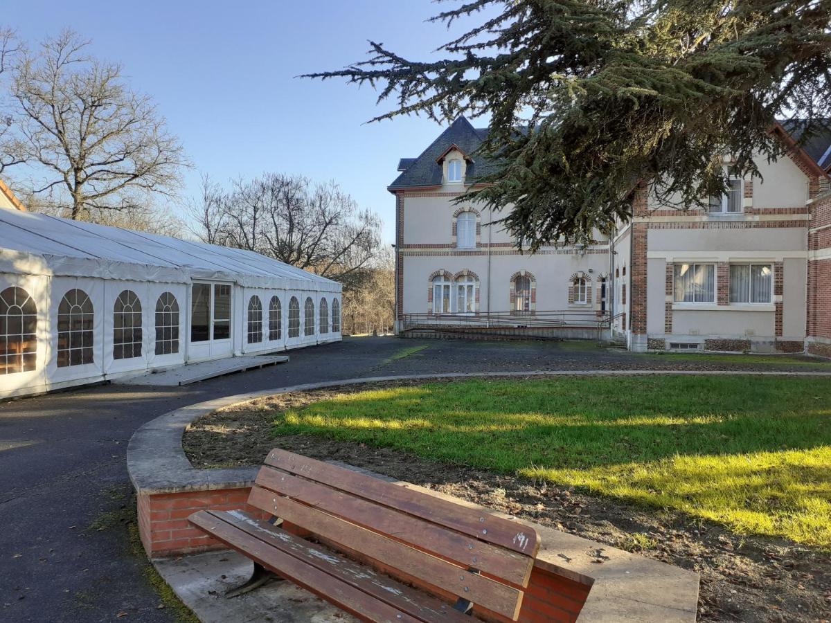 Hotel-Restaurant Domaine De La Grande Garenne Neuvy-sur-Barangeon ภายนอก รูปภาพ