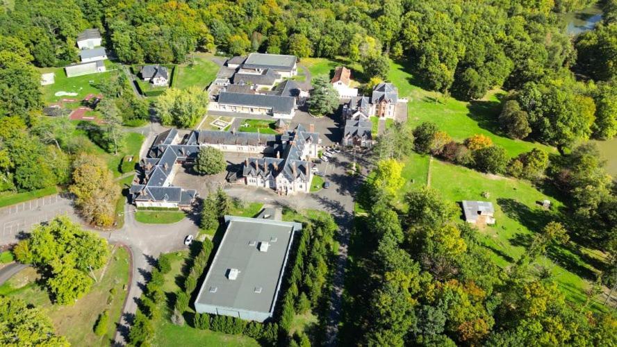 Hotel-Restaurant Domaine De La Grande Garenne Neuvy-sur-Barangeon ภายนอก รูปภาพ