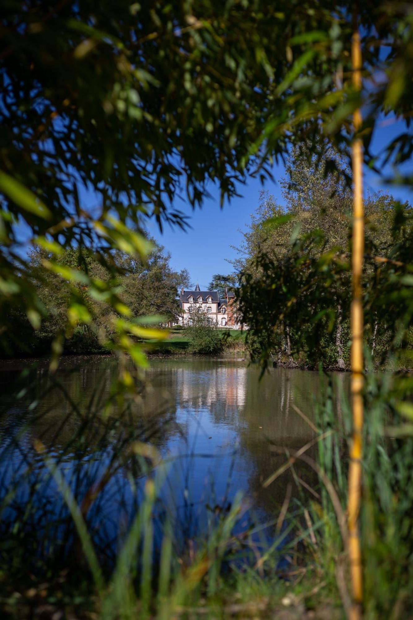 Hotel-Restaurant Domaine De La Grande Garenne Neuvy-sur-Barangeon ภายนอก รูปภาพ