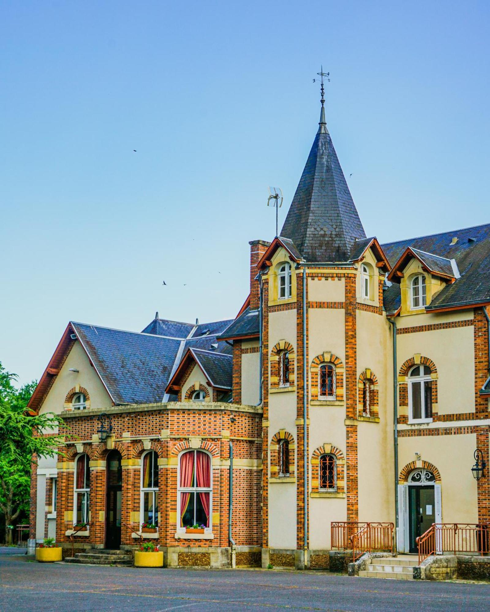Hotel-Restaurant Domaine De La Grande Garenne Neuvy-sur-Barangeon ภายนอก รูปภาพ