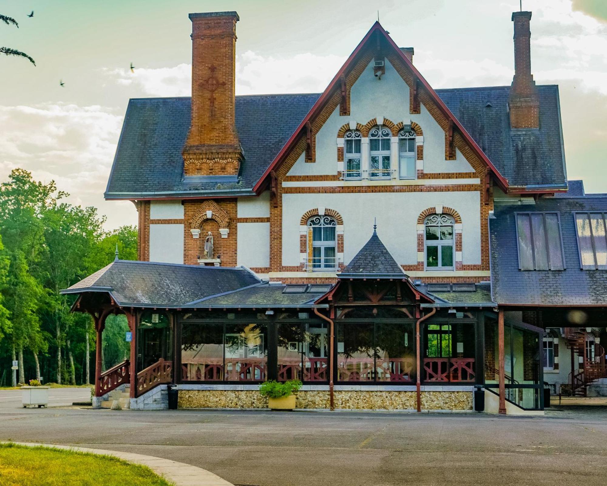 Hotel-Restaurant Domaine De La Grande Garenne Neuvy-sur-Barangeon ภายนอก รูปภาพ