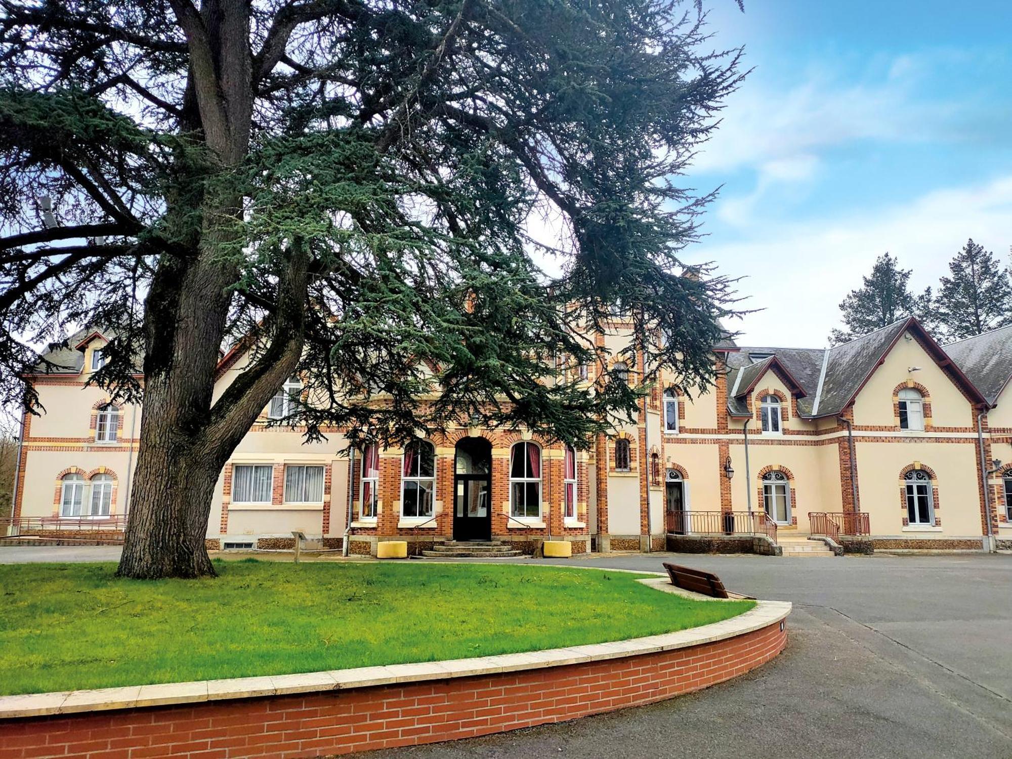 Hotel-Restaurant Domaine De La Grande Garenne Neuvy-sur-Barangeon ภายนอก รูปภาพ