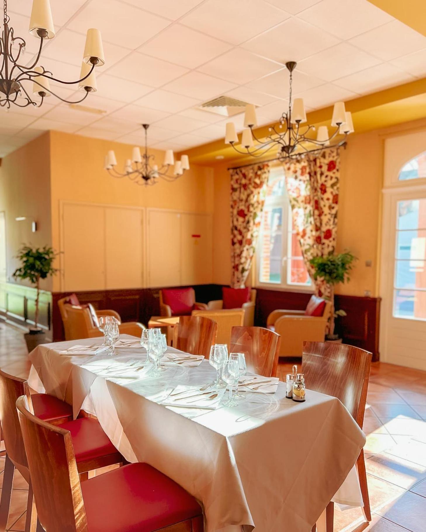 Hotel-Restaurant Domaine De La Grande Garenne Neuvy-sur-Barangeon ภายนอก รูปภาพ