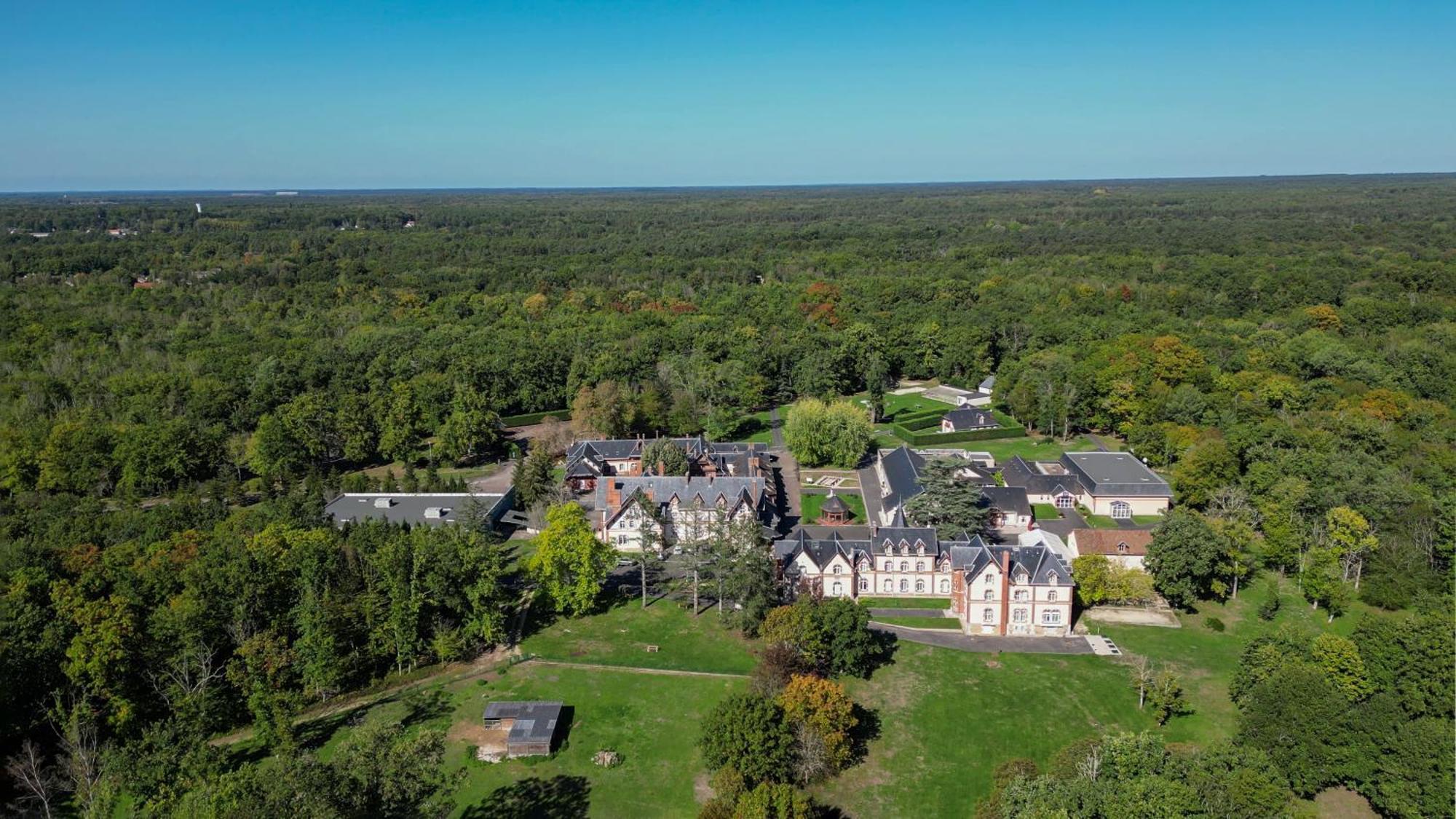 Hotel-Restaurant Domaine De La Grande Garenne Neuvy-sur-Barangeon ภายนอก รูปภาพ