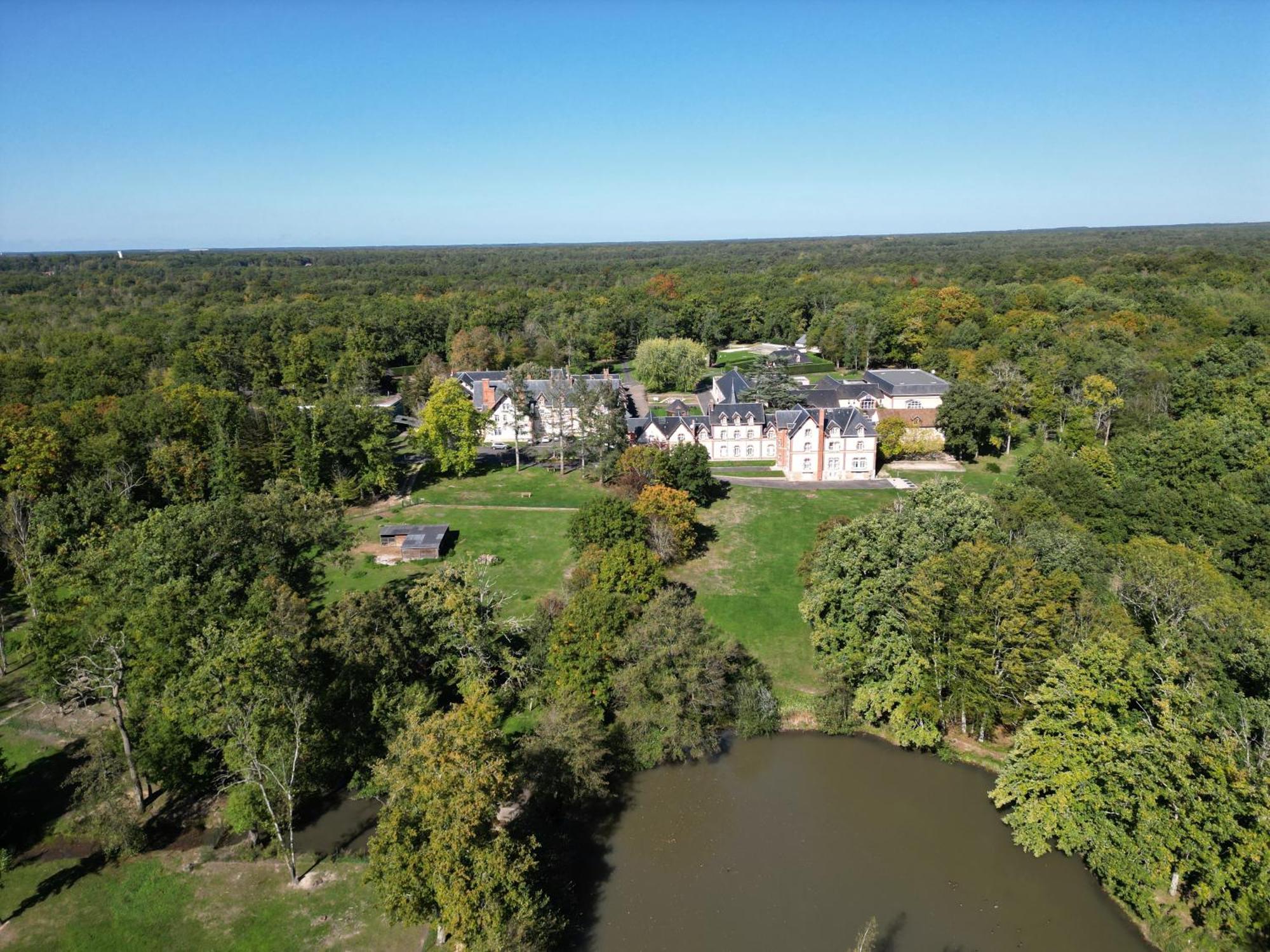 Hotel-Restaurant Domaine De La Grande Garenne Neuvy-sur-Barangeon ภายนอก รูปภาพ